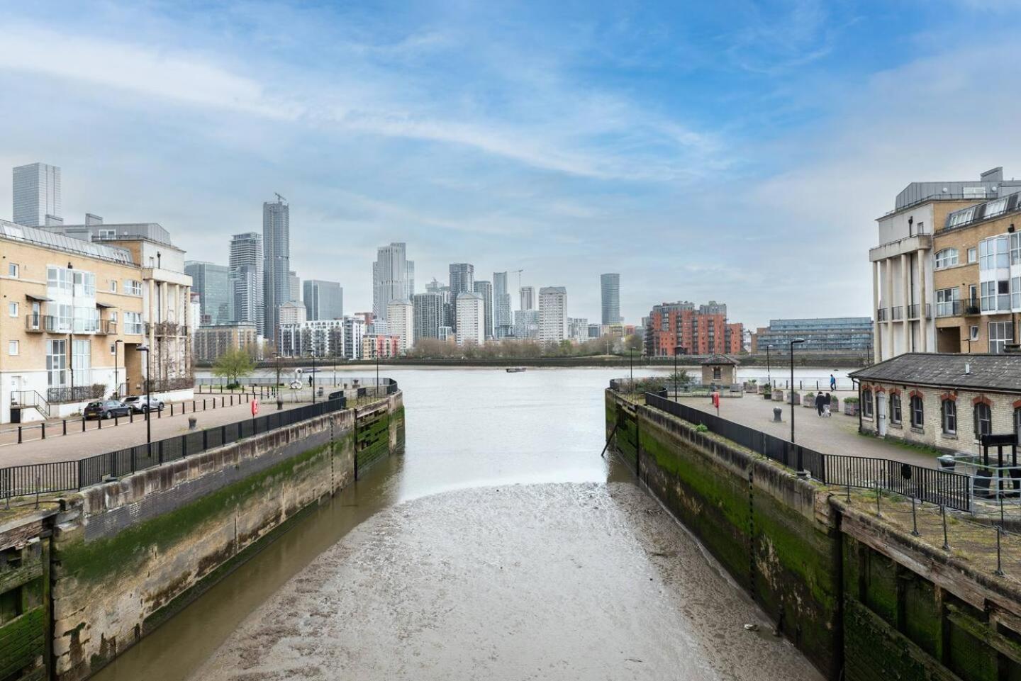 Sunny Maisonette With Views Over Canary Wharf, London Exteriör bild